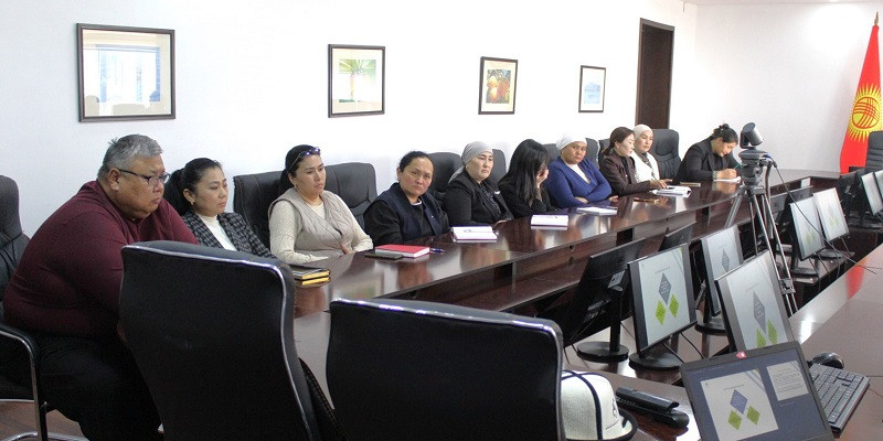 Баткен областындагы аппаратынын кызматкерлери үчүн көчмө семинар