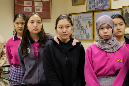 Экскурсия для учениц Бишкекского кыргызско-турецкого женского лицея «Айчурек» и студентов колледжа при Международном университете Ала-Тоо